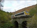 E-Lok 3020 hat am 18.10.08 den Tunnel Hockslay in der Nhe von Kautenbach verlassen und befhrt die Brcke ber die Wiltz in Richtung Ettelbrck. (Hans)