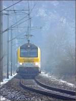 E-Lok 3005 mit IR 116 am Haken hat am 11.01.09 den Tunnel in Michelau soeben verlassen und fhrt durch das nebelige Sauertal in Richtung Liers.