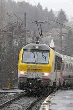 Da im Bahnhof von Wilwerwiltz noch immer Gleisarbeiten durchgefhrt werden, kommt E-Lok 3020 am 10.02.09 whrend einer leichten Schneeschauer auf dem  falschen  Gleis aus Richtung Liers dort an.