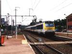 3008 mit eine bunte IR 117 Liers-Luxembourg auf Bahnhof Gouvy am 22-7-2004.