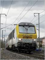 Schauerwolken verdunkeln den Himmel kurzfristig am 29.03.09 in Rollingen/Mersch, whrend der Durchfahrt der E-Lok 3011 in Richtung Luxemburg.
