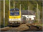 Der IR Luxemburg-Liers hat am 02.05.09 die Haltestelle Drauffelt verlassen und setzt seine Fahrt auf der kurvenreichen Strecke im letzten Abendlicht fort.