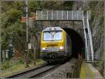 Hier sieht man die neu geschaffene berquerung der Bahnstrecke ber dem Tunnel Bourscheid und eine Fotografin die wieder einmal trdelte und der nur ein total berbelichteter Notschuss gelang.