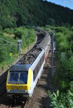 IR-Zug Luxemburg-Lttich-Liers fhrt ber die Linie 42 das Salmtal entlang (hier vor der Ankunft im Bf Trois-Ponts): Zweisystemlok der CFL (hier 25000v AC) und Wagen der SNCB.