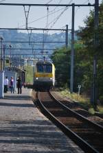 IR-Zug Luxembourg-Lüttich-Liers hält im Bhf Angleur (Elektrolok Nr 3002 der CFL, Wagen der SNCB) (09.10.10)