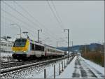 Der sehr kurz geratene IR 114 Luxembourg-Liers, gezogen von der 3009, fhrt am 05.12.2010 durch das leicht verschneite Alzettetal zwischen Lintgen und Mersch.