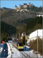 Faszination Eisenbahn. Die Wanderer in Michelau bleiben stehen und schauen dem IR 113 Liers-Luxembourg nach, als er am 02.01.2011 durch das verschneite Sauertal fhrt und die Burg Bourscheid hat gengend Luft oben auf ihrem Berg. ;-)    (Jeanny)