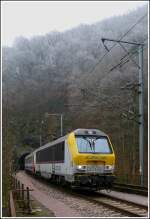 - Morgens Nebel und Rauhreif - Am Morgen des 16.11.2011 verlsst die 3008 mit dem IR 112 Luxembourg - Liers den Tunnel Fischterhaff und befhrt die Sauerbrcke in Richtung Goebelsmhle.