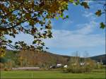  -  Nebensache – Angesichts der schnen herbstlichen Landschaft im Tal der Clerve, wird der IR 112 Luxembourg – Liers fast zur Nebensache, wenn er durch die beschauliche Ortschaft Drauffelt fhrt.  22.10.2012 (Jeanny)