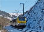 . Gebirgsbahncharakter - In der Nhe von Maulusmhle fuhr der leicht versptete IR 114 Luxembourg - Liers an schroffen Schieferfelsen vorbei, kurz bevor er den Grenzbahnhof Troisvierges erreichte. 13.03.2013 (Hans)