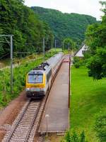 Die CFL 3012 zieht den IR 116 Luxembourg - Liers am 15.06.2013, ohne Halt, durch den kleinen Bahnhof Michelau.