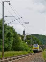 . Fotografen auf der Brcke in Michelau - Am 15.06.2013 wurde der luxemburgischen Eisenbahn mal wieder groes Interesse entgegengebracht. Whrend ein Teil der Fotografen es bevorzugte den IR 116 Liers - Luxembourg auf der Brcke abzulichten, hatten andere einen etwas tieferen Standpunkt gewhlt, um die Kirche von Michelau mit ins Bild zu nehmen. Der Zug befindet sich fast an derselben Stelle, wie auf dem vorherigen Bild. (Hans)