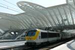 Gleich einem Greifvogel mit ausgebreiteten Schwingen schwebt das Dach vom Bahnhof Liège-Guillemins über CFL-Lok 3002.