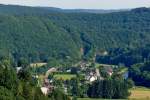 . Grnes Sauertal - Im Sommer dominiert die Farbe Grn in Michelau, wenn der IR 118 Luxembourg – Liers das Sauertal durchfhrt. Er hat am 01.08.2014 den Tunnel Michelau verlassen und nhert sich der Straenbrcke, von welcher aus man eine schne Aussicht auf die Burg Bourscheid hat. Logischerweise bietet die Strae etwas unterhalb der Burg ihrerseits einen herrlichen Ausblick auf die Nordstrecke in Michelau.  (Jeanny)