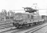 Luxemburg, Bahnhof Bettemburg, luxemburgische E-Lok CFL BB-3606 in blaugrauer Originalausfhrung mit einem Gterzug. Sie entspricht der 25000 V Serie BB-12000 der SNCF. Scan eines Scharz-Weiss-Fotos aus dem Jahr 1970.
