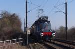 Das waren noch Zeiten...als diese Gattung  Krokodile  im Plandienst auf den Gleisen in Frankreich und Luxemburg unterwegs waren.
Zwischen 1954 und 1961 wurden 148 Loks an die SNCF und 20 Loks an die CFL ausgeliefert.
Die Leistung betrug 2470 Kw (3360 PS), die Höchstgeschwindigkeit lag bei 120 Km/h.
Die Baureihe BB 12000 der SNCF war die erste Wechselstromlokomotive der SNCF für 25 KV - 50 Hz.
In Luxemburg hatte die Lok die Baureihenbezeichnung BB 3600. - ABER heute am 31.01.2014 war CFL 3608 an mehreren Planzügen zu sehen.
Das Krokodil wurde in Zusammenarbeit CFL Cargo neu aufgearbeitet und in der ursprünglichen Farbgebung lackiert.
Heute fanden Testfahrten zwischen Bettembourg und Esch sur Alzette - Usines Belval statt.
Die Lok beförderte Regelgüterzüge inklusive einer Angstlok der Baureihe 1800.
An diesem Standort kurz vor Noertzange war uns die Sonnenseite nicht vergönnt, denn einige mit Warnwesten bekleidete  Platzhirsche  hatte sich die Sonnenseite reserviert.

CFL 3608 ( 90 82 800 3608-2 L-CFL.) - Ligne 6a Bettembourg - Esch sur Alzette am 31.01.2014