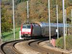 Lok 4002 fährt bei Enscherange am 29.10.06 über die kurvenreiche Strecke in Richtung Luxemburg.