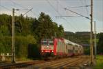 . Im letzten Abendlicht zieht Lok 4013 ihren Zug aus Richtung Luxemburg in nrdlicher Richtung dem Endbahnhof Troisvierges entgegen. Aufgenommen am 22.08.2017 nahe Wilwerwiltz. (Hans)