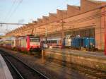 E-Lok 4006 mit Zug wird im Bahnhof von Luxemburg bereitgestellt fr die Fahrt in Richtung Athus. Rangierlok 1103 schiebt ein paar Wagen an den Zug, der in Richtung Emden fahren wird. 11.12.07