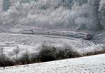 Durch die mit Rauhreif berzogene Landschaft schlngelt sich der Zug  von Wiltz nach Kautenbach. 24.12.07