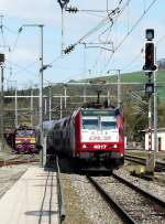 E-Lok 4017 fhrt mit IR 115 aus Richtung Troisvierges in den Bahnhof von Ettelbrck ein, whrend links im Bild eine Arbeitsmaschine auf einem Nebengleis abgestellt ist.