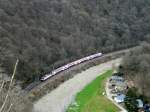 RB 3241 aus Wiltz fhrt entlang der etwas berschwemmten Sauer und des Campingplatzes  Buurschter-Plage  in Richtung Michelau, kurz bevor er den Tunnel Bourscheid erreicht. Foto aufgenommen vom Aussichtspunkt  Ierwescht Fuusslee  unterhalb der Burg von Bourscheid am 29.03.08 