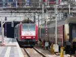 E-Lok 4020 mit Dostos steht im Bahnhof von Luxemburg und daneben wartet eine E-Lok der BR 3000 mit SCNB Wagen auf die nchste Fahrt nach Lttich am 05.04.08.