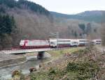 An dieser Stelle wurde das Gebsch entfernt, sodass man freie Sicht hat auf die Wiltz, die Brcke und die E-Lok 4008, welche in Richtung Kautenbach fhrt. Bild aufgenommen in der Nhe von Merkholtz am 08.04.08.