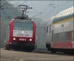 Ein seltener Gast im Norden Luxemburgs: E-Lok 4001 fhrt aus Richtung Troisvierges durch den Bahnhof von Goebelsmhle, whrend der Steuerwagen dort wartet, um seine Fahrt nach Troisvierges fortzusetzen. 11.04.08