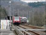 E-Lok 4018 durchfhrt das Dorf Enscherange am 10.04.08 in Richtung Luxemburg.