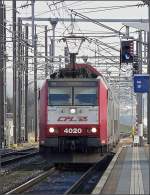 Auch das CFL Material ist nicht immer blank geputzt: Am 19.12.08 fhrt die schmutzige  E-Lok 4020 als RB nach Rodange in den Bahnhof von Ptange ein.