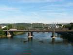 Die CFL-4005 unterwegs mit einem Gterzug rheinabwrts auf der Moselbrcke in Koblenz.