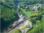 Ein Suchbild: Wer findet den IR Troisvierges-Luxemburg, der dabei ist am 24.05.09 den Bahnhof von Kautenbach zu verlassen. Das Bild wurde am Aussichtspunkt  Hockslay  (390 m) aufgenommen. (Jeanny)