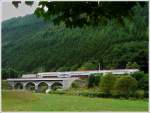 Obwohl die RB 3236 Wiltz-Luxembourg am 17.07.10 nur aus drei anstatt der sonst blichen vier Wagen bestand, passte sie nicht ganz auf die Sauerbrcke in Michelau.