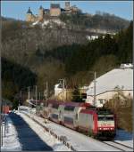 Die 4017 zieht die RB 3236 am 02.01.2011 durch das immer noch verschneite Michelau, whrend die Burg Bourscheid hoch ber dem Sauertal thront.