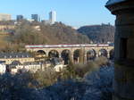 In schönster Wintersonne zeigt sich ein Regionalzug auf dem Pfaffenthaler Viadukt in Luxemburg Stadt.