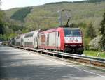 E-Lok 4006 fhrt mit Dostos an der Strae, welche zum Bahnhof von Kautenbach fhrt, entlang.