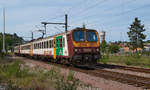 Am 3.6.2020 war CFL 2020 nit 2010 als RE 17073 auf dem Weg von Bettembourg nach Volmeranges-les-Mines. Gerade wurde der Bahnhof Dudelange Usines verlassen. Neben offensichtlichen Zeugnissen, wie dem Wasserturm gibt es auch noch viele versteckte Überbleibsel der Stahlindustrie.