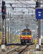 Eine Doppeleinheit der BR 2000 kommt am 19.12.08 aus Luxemburg und fhrt in den Bahnhof von Ptange ein.