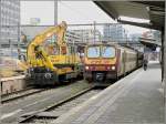 Baustelle Bahnhof Luxemburg. Whrend der Triebzug 2020 auf die Abfahrt wartet, steht am gegenberliegenden Bahnsteig die Arbeitsmaschine 1054, welche die Arbeiter mit Material versorgt. Rechts im Bild erkennt man, dass am berdach dieses Bahnsteigs auch ein Stck feht (Lifteinbau). 24.02.09 (Hans)