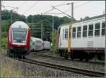 Zugbegegnung am 11.07.09 des Wendezuges nach Wiltz und des Triebzuges 2011 nach Luxemburg in der Nhe von Cruchten.