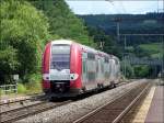 Nachmittags gegen 15.00 Uhr hat man die Chance, auch im Norden Luxemburgs einen Triebzug der BR 2200 abzulichten. Am 04.07.08 fhrt 2212 aus Richtung Luxemburg in den Bahnhof von Wilwerwiltz ein. (Jeanny)