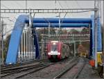 Im strmenden Regen befhrt die Computermaus 2210 die neue Brcke ber die Alzette in Ettelbrck.