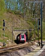 . Tunnel Cruchten - Die Computermaus Z 2203 verlsst als RE 3835 Troisvierges - Luxembourg den 253 Meter langen Tunnel Cruchten, kurz bevor sie den Bahnhof von Cruchten ohne Halt durfhrt. Zur Freude der Fotografen wurde die Fotostelle in Cruchten versentlich aufgewertet. Wo man sich noch vor einem Jahr durch meterhohes Gestrpp kmpfen musste, kann man jetzt auf einem neu angelegten Weg ohne strende Botanik vom Bahnhof bis zum Tunnelportal laufen. 21.04.2015 (Hans)