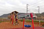 . Der Zaun - Mit Hilfe der spielenden Kinder auf dem neu angelegten Spielplatz in Lintgen gelingt es auch den kleingewachsenen Fotografen den Triebzug Z 2214 mit dem neuen Zaun ansprechend in Szene zu setzen. Der Zug fuhr am 27.12.2016 als RE 3785 Troisvierges - Luxembourg in der Nhe von Lintgen an uns und unseren lieben Gsten aus Berlin vorbei. (Jeanny) 