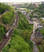 Ein CFL KISS fhrt ber die luxemburgische Nordstrecke an den berresten der Festung Luxemburg vorbei der Haltestelle Pfaffenthal – Kirchberg entgegen.