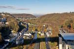 - Suche den Zug - Vom Pont Grande-Duchesse Charlotte (Rout Brck) in Luxembourg-Ville hat man eine prima Aussicht auf den Stadtteil Pfaffenthal mit dem neuen Bahnhof Pfaffethal-Kirchberg und der Nordstrecke, welche gerade von einem Z 2000 Doppel befahren wird. 11.12.2018 (Jeanny)