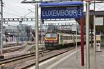 Elektrotriebwagen CFL 2007 fährt hier am 23.5.2023 um 15.56 Uhr aus Luxembourg Gare nach Dommeldange aus.