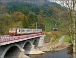 Der Triebzug 2012 kommt am 26.10.08 aus Wiltz und befhrt kurz vor Michelau die runderneuerte Brcke ber die Sauer auf seiner Reise in Richtung Ettelbrck.