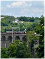 - Spanisches Trmchen - Z 2001 befhrt am 03.07.2012 den Pulvermhle Viadukt in Luxemburg Stadt und wird bald an einem berrest der Festung vorbeifahren, einem sogenannten spanischen Trmchen. Die Spanischen Trmchen in Luxemburg entstanden Mitte des 17. Jahrhunderts als Teil der groen Befestigung, die von den Spaniern begonnen und unter Vauban fortgesetzt wurde. Der eigentliche Zweck der Trmchen ist bis heute nicht einwandfrei geklrt. Es soll bis zu 38 solcher Trmchen gegeben haben, davon sind heute noch acht erhalten. (Jeanny)